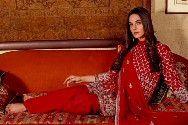 Angan by Zebaish – Luxury Embroidered Chiffon Formal Collection – Coral Berry